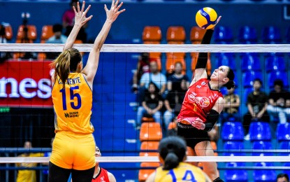 <p><strong>SCORED HIGH.</strong> PLDT's Savannah Dawn Davison (right) tries to score off Capital1's Maria Lourdes Clemente during the Premier Volleyball League All-Filipino Conference preliminary round at Filoil EcoOil Centre in San Juan City on Saturday (March 9, 2024). The High Speed Hitters won, 25-13, 25-15, 25-16. <em>(PVL photo)</em></p>