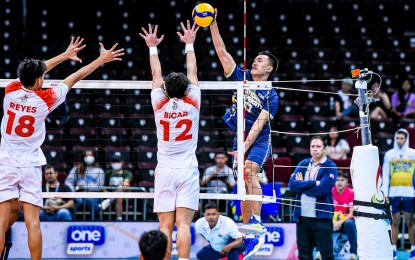 <p><strong>LEADER</strong>. National University's Jade Alex Disquitado (right) tries to score against University of the East's Angelo Reyes (No. 18) and Joseph Andre Bicar (No. 12) in the UAAP Season 86 men’s volleyball tournament at Mall of Asia Arena in Pasay City on Sunday (March 10,2024). NU won, 25-23, 25-13, 25-12, to gain share of the lead with Far Eastern University and De La Salle. <em>(UAAP photo)</em></p>