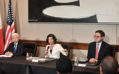 <p><strong>US TRADE MISSION</strong>. US Secretary of Commerce Gina Raimondo (center) announces investment commitments of over USD1 billion from US companies that are part of the Presidential Trade and Investment Mission in Manila. Raimondo is joined by Trade Secretary Alfredo Pascual (left) and Special Assistant to the President for Investment and Economic Affairs Secretary Frederick Go in a press conference at Solaire, Parañaque City on March 11, 2024. <em>(PNA photo by Kris M. Crismundo)</em></p>