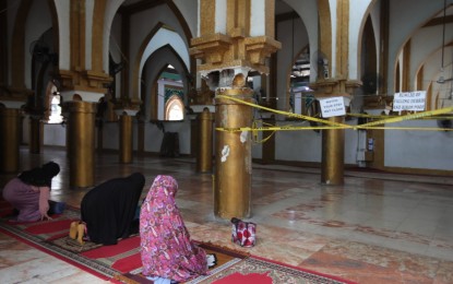 <p><strong>DEVOTION.</strong> Filipino Muslims pray at the Golden Mosque in Quiapo, Manila on Sunday (March 10, 2024). The holy month of Ramadan begins Tuesday (March 12) and will entail fasting and abstinence from vices and sexual relations from pre-dawn to sunset. <em>(PNA photo by Avito C. Dalan)</em></p>