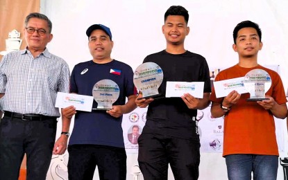 <p><strong>WINNERS</strong>. International Master Michael Concio Jr. (3rd from left) rules the 1st Marinduque National Chess Championship held at Marinduque Convention Center in Boac town on Sunday (March 10, 2024). Also in photo are (from left) Grandmaster Eugene Torre, second placer FIDE Master Roel Abelgas and third placer Jonathan Jota. <em>(Contributed photo)</em></p>
