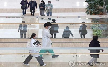 <p><strong>LICENSE SUSPENSION NOTICES</strong>. This undated file photo shows doctors walking at a hospital in Seoul. The Health Ministry said 4,944 notices of license suspension have been sent to trainee doctors who defied the order to return to work in protest of a plan to increase the number of medical students. <em>(Yonhap)</em></p>
