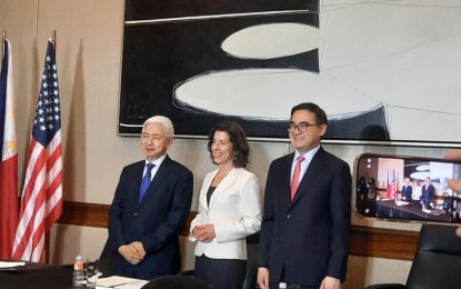 <p><strong>US TRADE MISSION</strong>. Trade Secretary Alfredo Pascual (from left), US Secretary of Commerce Gina Raimondo, and Special Assistant to the President for Investment and Economic Affairs Secretary Frederick Go during a press conference at Solaire Resort in Parañaque City on Monday (March 11, 2024). Raimondo is leading the US Presidential Trade and Investment Mission to the Philippines.<em> (PNA photo by Kris M. Crismundo)</em></p>