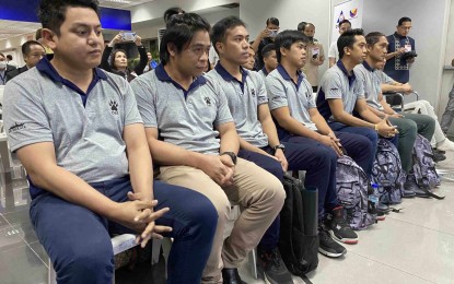 <p><strong>SAFE AND SOUND.</strong> The Filipino seafarers who survived the Houthi attack at the Gulf of Aden arrive from Djibouti at the Ninoy Aquino International Airport Terminal 3 in Pasay City on Tuesday (March 12, 2024). Of the 15 Filipino seafarers, two were killed in the March 6 missile attack by Yemen's Houthi rebels that hit bulk carrier M/V True Confidence. <em>(Contributed photo)</em></p>