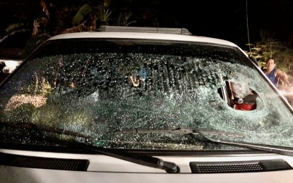 <p><strong>SHATTERED.</strong> A car's windshield is wrecked after unidentified suspects threw a rock at it in an outskirts village in Dumaguete City, Negros Oriental on Tuesday (March 12, 2025). The local business group has urged the city government to implement a Free Wi-Fi ordinance and adopt Artificial Intelligence in solving crimes. <em>(Photo courtesy of Juancho Gallarde)</em></p>
