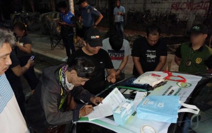<p><strong>DRUG STING.</strong> PDEA agents account for drug evidence seized from two high-value targets during a sting operation in Barangay Paligsahan, Quezon City on Wednesday night (March 13, 2024). The suspects yielded one kilogram of shabu with an estimated street value of PHP6.8 million. <em>(Photo courtesy of PDEA)</em></p>