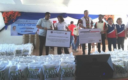 <p> </p>
<p><strong>EMERGENCY EMPLOYMENT</strong>. Culasi Mayor Jose Jeffrey Lomugdang (left) receives a check for the implementation of the TUPAD program in the town from Senator Loren Legarda, Congressman Antonio Agapito Legarda, and Department of Labor and Employment 6 (Western Visayas) Director Sixto Rodriguez (2nd to 4th from left) during a ceremony in Pandan town on Thursday (March 14, 2024). PHP180 million in emergency employment and cash aid will benefit nearly 29,000 Antiqueños affected by the El Niño phenomenon. (<em>PNA photo by Annabel Consuelo J. Petinglay</em>)</p>