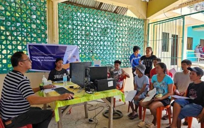 <p><strong>REGISTRATION</strong>. Election Officer Meynard Miciano conducts satellite registration in Barangay Casalngan, Hamtic, Antique on Wednesday (March 13, 2024). Provincial Election Supervisor Salud Milagros Villanueva said in an interview Friday (March 15) that they conduct satellite registrations to reach out to more applicants. (<em>Photo courtesy of Comelec-Antique)</em></p>