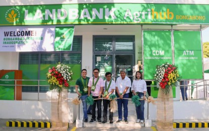<p style="text-align: left;"><strong>AGRI-HUB INAUGURATION. </strong>Bongabong Mayor Elegio A. Malaluan (middle) and LandBank Executive Vice Presidents Liduvino S. Geron (2nd from right) and Ma. Celeste A. Burgos (rightmost) lead the inauguration of the Bongabong Agri-Hub on March 8, 2024. Joining them are Victoria Mayor Joselito C. Malabanan (4th from right) and Oriental Mindoro Board Member Atty. Jomarc Philip E. Dimapilis (leftmost). (Photo from LandBank) </p>