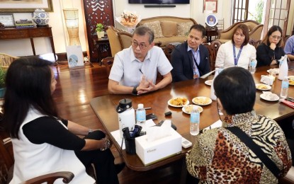 <p><strong>OIL EXPLORATION.</strong> Cebu Governor Gwendolyn Garcia (left) meets with Department of Energy Undersecretary Alessandro Sales (to Garcia's left) during the latter's visit at the provincial capitol on Thursday (March 14, 2024). Garcia expressed the intent of the province to enter into partnerships with private oil drilling firms in a bid to continue oil and natural gas exploration in Alegria, Cebu. <em>(Photo courtesy of Cebu Capitol-PIO)</em></p>