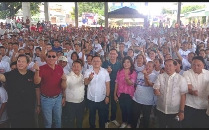 <p><strong>LIVELIHOOD PROGRAM</strong>. Senator Christopher Lawrence Go (front, center) graces the profiling or validation of the documents and orientation of the 500 beneficiaries of the Department of Labor and Employment’s Tulong Panghanapbuhay sa Ating Disadvantaged/Displaced Workers (TUPAD) on Friday (March 15, 2024). The beneficiaries are farmers from Mapandan town, Pangasinan. <em>(Photo by Liwayway Yparraguirre)</em></p>