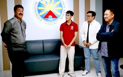 <p><strong>RESOLVED.</strong> Commission on Higher Education Chairperson J. Prospero de Vera III (left) leads a dialogue with Bahaghari - Eulogio Amang Rodriguez Institute of Science and Technology (EARIST) president Wlfredito Riotoc, lawyer Eljay Bernardo, and EARIST president Rogelio Mamaraldo (2nd to 4th from left) at the CHED office on Friday (March 15, 2024). The parties agreed to come up with more inclusive and gender-sensitive rules for enrollment and school uniform policies. <em>(PNA photo of Ben Briones)</em></p>