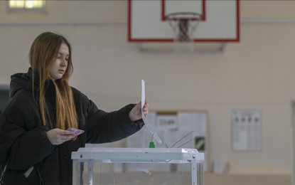 <p><strong>POLL DUTY.</strong> A citizen casts her vote for the presidential election in Moscow, Russia on Saturday (March 16, 2024). The voting process for the elections will continue until March 17. <em>(Anadolu)</em></p>