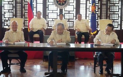 <p><strong>NAIA REHABILITATION.</strong> President Ferdinand R. Marcos Jr. (center, back row), House Speaker Martin G. Romualdez (left), and Executive Secretary Lucas Bersamin (right) witness the signing of the concession agreement between the government and SMC SAP & Co. Consortium for the rehabilitation and modernization of the Ninoy Aquino International Airport in a  cermemony in Malacañang on Monday (March 18, 2024). Signing the agreement were (front row, from left) San Miguel Corporation President and CEO Ramon Ang, Transportation Secretary Jaime Bautista, and Manila International Airport Authority General Manager Eric Jose Ines. (Photo courtesy of Speaker Romualdez’s office)</p>