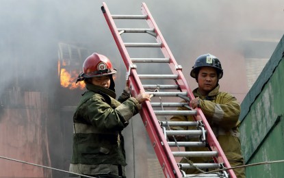 <p><strong>BLAZE.</strong> Firefighters respond to a fire that hit a commercial building in Gagalangin, Tondo, Manila on March 19, 2024. The Bureau of Fire Protection (BFP) on Tuesday (March 26) said it has logged over 5,000 fire incidents from Jan. 1 to March 26 this year, most of which occurred in residential areas. <em>(PNA file photo by Yancy Lim)</em></p>