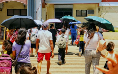 <p><strong>STIFLING HEAT.</strong> Dabawenyos feel the heat as Davao City sizzles at a heat index of 37.8 degrees Celsius on March 20, 2024. The Department of Education confirmed Monday (April 1, 2024) that several local government units suspended in-person classes due to the high level of heat. <em>(PNA photo by Robinson Niñal Jr.)</em></p>