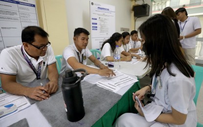 <p><strong>SUFFRAGE.</strong> A Commission on Elections (Comelec) staff member assists students as they register as first-time voters at the Pamantasan ng Lungsod ng Maynila in Intramuros, Manila on March 21, 2024. The Comelec on Wednesday (Aug. 7) said the number of voter applicants for the 2025 midterm elections has reached more than 5 million. <em>(PNA file photo by Yancy Lim)</em></p>