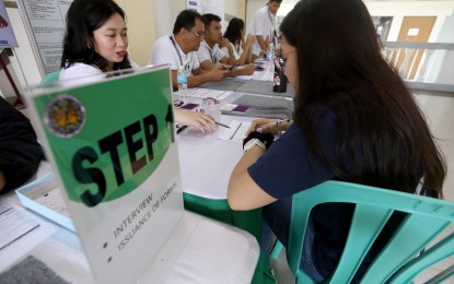 <p><strong>ON TRACK.</strong> A Commission on Elections (Comelec) staff member helps students as they register as first time voters at Pamantasan ng Lungsod ng Maynila in Intramuros, Manila on March 21, 2024. The Commission on Elections on Thursday (May 9) said it may reach its target of three million new voters for the 2025 midterm elections by June. <em>(PNA file photo by Yancy Lim)</em></p>