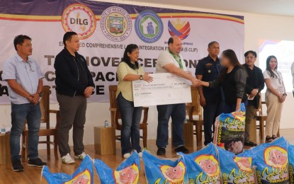 <p><strong>REFORMED.</strong> Negros Oriental Governor Manuel Sagarbarria leads the turnover of financial assistance to former New People's Army rebels at the Negros Oriental Police Provincial Office on Wednesday (March 20,2024). The cash assistance totaled PHP910,000 from the national government's Enhanced Comprehensive Local Integration Program while the local government also distributed cash aid and other livelihood assistance. <em>(Photo courtesy of 62IB, Philippine Army)</em></p>