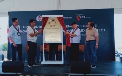 <p><strong>EXPRESSWAY</strong>. Pangasinan Vice Governor Mark Ronald Lambino, Governor Ramon Guico III, San Miguel Corp. president and chief executive officer Ramon Ang, and Pangasinan 5th District Rep. Ramon Guico Jr. (left to right) unveil the marker for the Pangasinan Link Expressway project during the groundbreaking ceremony in Laoac town, Pangasinan on Thursday (March 21, 2024). The project costs about PHP34 billion and will be funded by San Miguel Holdings Corp. <em>(Photo by Liwayway Yparraguirre)</em></p>