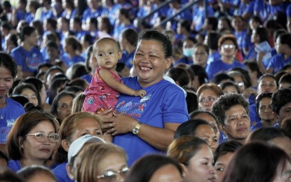 <p><strong>AID TO WOMEN</strong>. Beneficiaries during the distribution of financial assistance to 3,000 women at the Gingoog City Comprehensive National High School in Misamis Oriental on Thursday (March 21, 2024). The assistance was provided through the Assistance to Individuals in Crisis Situation (AICS) Program of the Department of Social Welfare and Development. <em>(Photo courtesy of the Speaker's office)</em></p>
