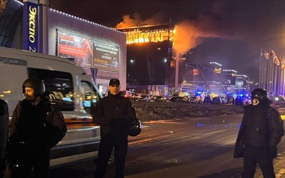 <p><strong>CRISIS TEAM.</strong> Medical and security forces arrive outside Crocus City Hall concert venue near Moscow, Russia after reports of a shooting incident on Friday night (March 22, 2024). At least 115 died after unidentified men opened fire from the lobby until the concert hall itself. <em>(Anadolu)</em></p>