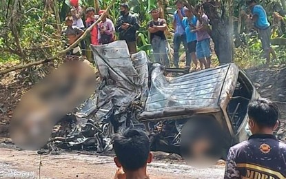 <p><strong>TRAGIC ACCIDENT.</strong> Thirteen passengers of a van are confirmed dead after it caught fire following a head-on collision with a dump truck past 12 noon on Holy Monday (March 25, 2024) in Barangay Lohong, Antipas, Cotabato. One van passenger and the driver and two helpers of the dump truck survived the incident. <em>(Photo courtesy of Mark Dale Montenegro)</em></p>