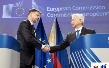 <p><strong>EU INVESTMENTS</strong>. Trade Secretary Alfredo Pascual (right) and European Commission Executive Vice President Valdis Dombrovskis announce the resumption of negotiations between the two parties for a free trade agreement (FTA) at a joint press briefing in Brussels on March 18, 2024. The PEZA sees this as an opportunity to attract more EU investments in ecozones. <em>(Courtesy of DTI)</em></p>