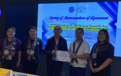 <p><strong>PARTNERSHIP</strong>. TESDA-Western Visayas Regional Director Florencio Sunico Jr. (center) gives a certificate of recognition to Vallacar Transit Inc. through lawyer Julius Entila (2nd from right), VTI vice president for administration-Visayas and Luzon. They are joined by (from left) RTC-Talisay chief Eudina David, TESDA-Negros Occidental provincial director Niña Connie Dodd and VTI administrative officer Angelica Tancinco.<em> (Photo courtesy of TESDA-Western Visayas)</em></p>