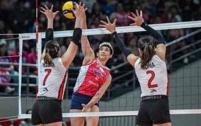 <p><strong>BEST PLAYER</strong>. Creamline's Diana Mae "Tots" Carlos (No. 18), best player of the game, tries to score against Cignal's Roselyn Doria (No. 2) and Frances Xinia Molina (No. 7) during the Premier Volleyball League (PVL) All Filipino Conference at the Philsports Arena in Pasig City on Tuesday evening (March 26, 2024). Creamline won, 26-28, 22-25, 25-22, 25-21, 16-14 to grab the lead. <em>(PVL photo) </em></p>