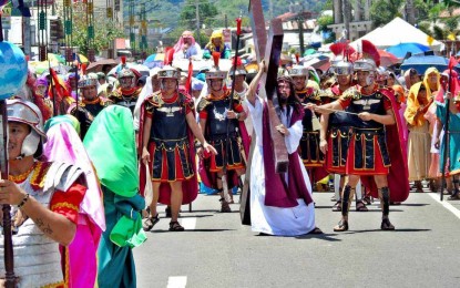 <p><strong>HOLY WEEK.</strong> The live street play of Senakulo, the re-enactment of Jesus Christ's passion and death in 2023. The Archdiocese of Palo and the local government here are expecting at least 60,000 devotees this coming Good Friday (March 29, 2024) to witness the traditional religious activity. <em>(PNA photo by Roel Amazona)</em></p>