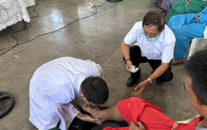 <p><strong>WASHING OF FEET.</strong> Fr. Matias Rendon (left), chair of the Commission on Prison Pastoral Care Ministry of the Diocese of Dumaguete in Dumaguete City, Negros Oriental, washes the feet of a person deprived of liberty (PDL). On Maundy Thursday (March 28, 2024), the priest celebrated the Last Supper Mass at the provincial jail where 12 PDLs acted as the "12 Apostles". <em>(PNA photo by Mary Judaline Flores Partlow)</em></p>