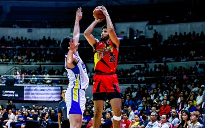 <p><strong>NATURALIZATION.</strong> Bennie Boatwright (right) tries to score on a jumper during his stint as import of the San Miguel Beermen in the PBA Commissioner's Cup early this year. The Samahang Basketbol ng Pilipinas (SBP) on Monday (April 1) said it initiated talks with Boatwright regarding a possible stint with the Gilas Pilipinas team as a naturalized player in future FIBA competitions. <em>(PBA photo)</em></p>