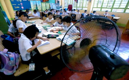 <p><strong>KEEPING THEIR COOL</strong>. Grade 1 students are made comfortable by an electric fan at Justo Lukban Elementary School in Paco, Manila on Tuesday (April 2, 2024). Some schools canceled face-to-face classes because of the unbearable conditions of the classroom caused by extreme heat. <em>(PNA photo by Yancy Lim)</em></p>
