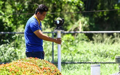 <p><strong>SOME LIKE IT HOT</strong>. Julius Caesar Manalo, Weather Observer III of the Philippine Atmospheric, Geophysical and Astronomical Services Administration, uses the Campbell-Stokes recorder to measure the heat index at the PAGASA Science Garden in Quezon City on Tuesday (April 2, 2024). Soaring temperatures have forced schools to cancel face-to-face classes.<em> (PNA photo by Joan Bondoc)</em></p>