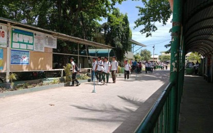<p><strong>SUSPENSION OF CLASSES</strong>. Junior and senior high school students of the Dumaguete City National High School in Negros Oriental return home on Wednesday afternoon (April 3, 2024) after learning of the indefinite suspension of classes. Gov. Manuel Sagarbarria declared the suspension due to extreme heat induced by El Niño. <em>(PNA photo by Mary Judaline Flores Partlow)</em></p>