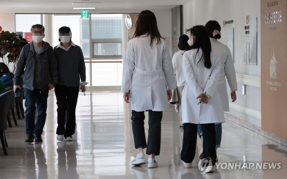 <p>Doctors at a Seoul University Hospital <em>(Yonhap)</em></p>