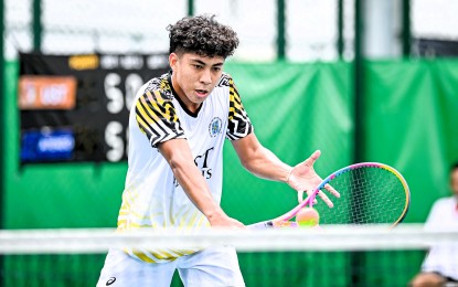 <p><strong>BACKHAND RETURN.</strong> University of Santo Tomas player Symon Jaculan makes a backhand return during the UAAP Season 86 men's tennis tournament at the Felicisimo Ampon Tennis Center in Manila on Wednesday (April 3, 2024). UST won the first tie of the best-of-three finals, 3-2. <em>(UAAP photo)</em></p>