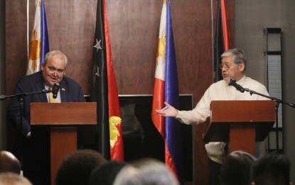 <p style="text-align: left;">VISA-ON-ARRIVAL. Papua New Guinea Foreign Minister Justin Tkatchenko (left) speaks to the media during a press conference with Foreign Affairs Secretary Enrique Manalo at the Manila Diamond Residences on Thursday (April 4, 2024). Tkatchenko said Papua New Guinea is planning to offer its visa-on-arrival facility for Philippine passport holders.<em> (PNA photo by Avito Dalan)</em></p>