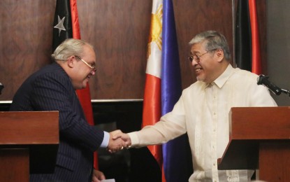 <p class="p1"><strong>COOPERATION</strong>. Papua New Guinea (PNG) Foreign Minister Justin Tkatchenko (left) and Foreign Affairs Secretary Enrique Manalo shake hands after a press conference at the Makati Diamond Residences on Thursday (April 4, 2024). Manalo said the Philippines and PNG are eyeing possible cooperation on critical minerals and fisheries sectors.<em> (PNA photo by Avito Dalan)</em></p>
