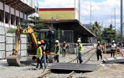 <p><strong>SIZZLING WORK DAY.</strong> Construction workers begin fencing works amid a sweltering day at the Philippine National Railways station in Alabang on April 4, 2024, for the new North-South Commuter Railway project. The International Labor Organization on Tuesday (April 23) warned against the effects of extreme heat on workers' mental health.<em> (PNA file photo by Yancy Lim)</em></p>