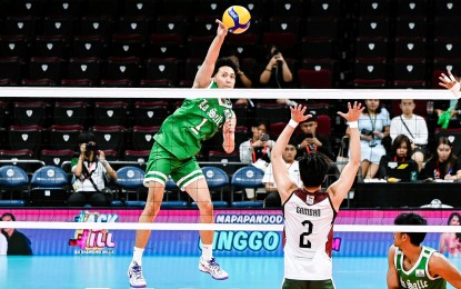 <p><strong>SPIKE.</strong> De La Salle's JM Ronquillo (No. 1) scores against UP's Louis Gaspar Gamban (No. 2) during the UAAP Season 86 men’s volleyball tournament at the SM Mall of Asia Arena on April 4, 2024. The Green Spikers won, 25-20, 25-16, 25-14. <em>(UAAP photo)</em></p>