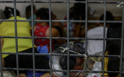 <p><strong>BEYOND CAPACITY.</strong> Persons deprived of liberty make do with a small electric fan at the Quezon City Police District Station 10 custodial facility on Wednesday (April 3, 2024). The Bureau of Jail Management and Penology is readying efforts to prevent the further spread of summer diseases in its jails as 600 inmates in Metro Manila have already contracted boils (pigsa) amid scorching temperatures. <em>(PNA photo by Joan Bondoc)</em></p>