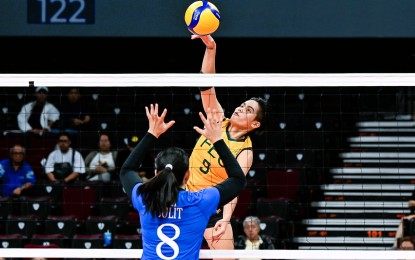 <p><strong>CLOSING IN</strong>. Far Eastern University's Chenie Tagaod (in yellow) scores against Ateneo's Yvana Avik during the UAAP Season 86 women’s volleyball tournament at Mall of Asia Arena in Pasay City on Thursday night (April 4, 2024). The Lady Tamaraws won, 19-25, 25-20, 25-20, 25-22, to keep fourth sport and boost their semifinal bid. <em>(Photo from UAAP) </em></p>