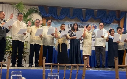 <p><strong>MEDIA-CITIZEN COUNCIL.</strong> Ariel Sebellino (left), executive director of the Philippine Press Institute, inducts the officers of the Surigao del Norte Media-Citizen Council, chaired by Tirso Clerigo Jr. (2nd from left), in Surigao City on Friday (April 5, 2024). The council aims to strengthen the collaboration and understanding among key stakeholders in the media, the government and the private sector in the province. <em>(Photo courtesy of Tirso Clerigo Jr.)</em></p>
<p><em> </em></p>