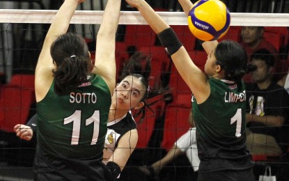 <p><strong>UNBEATEN.</strong> University of Santo Tomas' Lianne Penuliar (center) scores against De La Salle-Zobel during the Philippine National Volleyball Federation Under-18 Championship at the Rizal Memorial Coliseum in Manila on Saturday (April 6, 2024). The Junior Golden Tigresses won, 25-16, 25-20, to remain Pool A leader (3-0). <em>(PNVF photo)</em></p>