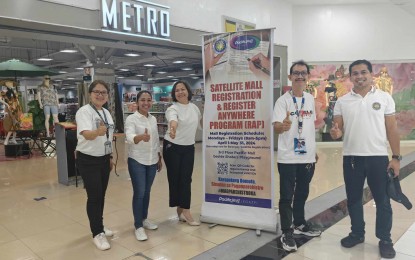 <p><strong>REGISTRATION</strong>. Commission on Elections (Comelec) Albay personnel pose with Albay election supervisor Maria Aurea Bo-Bunao (3rd from left) during the opening of Register Anywhere Program site at a mall in Legazpi City last April 1, 2024. Comelec-Bicol confirmed that 323,340 inactive registered voters will be considered deactivated starting April 15. <em>(Photo courtesy of Comelec-Albay)</em></p>