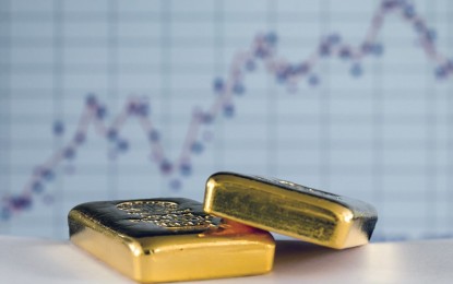 Gold extends record rally on Monday