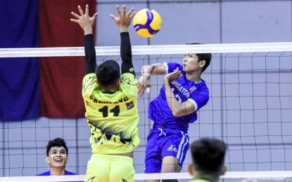 <p><strong>PLAYER OF THE WEEK</strong>. D’Navigators winger Francis Saura (No. 12) scores against VNS Nasty’s Alfred Pagulong during the Spikers’ Turf Open Conference at the Ynares Sports Arena in Pasig City on April 5, 2024. Saura led the D'Navigators to their fourth straight win to earn the honor given by the league press corps. <em>(PVL photo) </em></p>