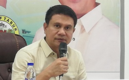 <p><strong>DRY SPELL AID</strong>. Tabuk City Mayor Darwin Estrañero, in a press conference on Monday (April 8, 2024), said impact of the dry spell is alarming and is affecting the rice plants in the city. He indicated the high possibility of declaring a state of calamity, saying that assessment continues and assured farmers of the availability of funds to aid farmers. <em>(PNA photo by Liza T. Agoot)</em></p>